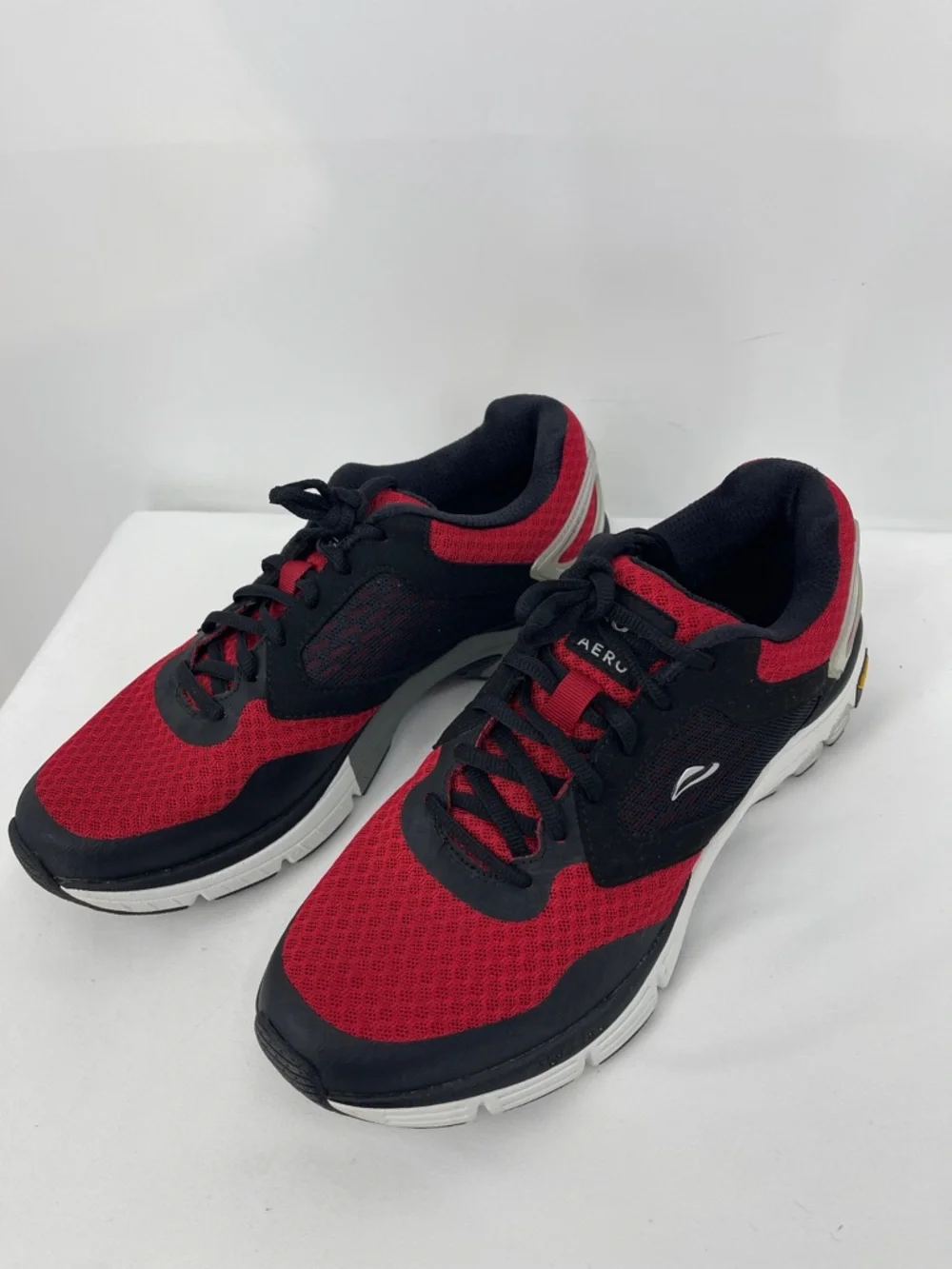 ABEO REGAL  Vibram Men's Red and Black Athletic Sneaker SIZE 9M LIKE NEW